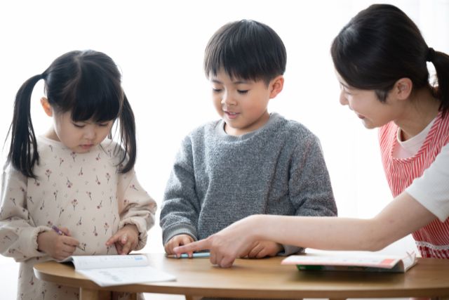 ドリルを解いている子どもたち