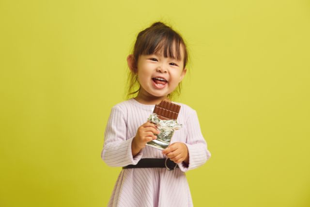 チョコレートを食べる女の子