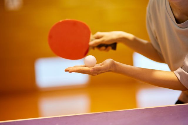 卓球のサーブをする様子
