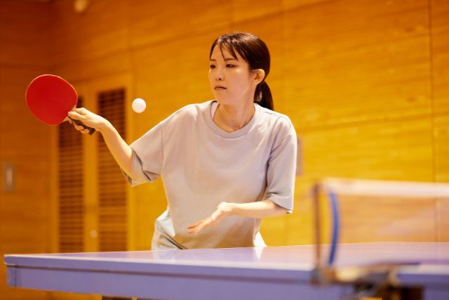 卓球をしている女性