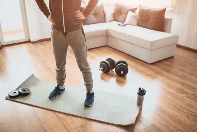 自宅でトレーニングする様子