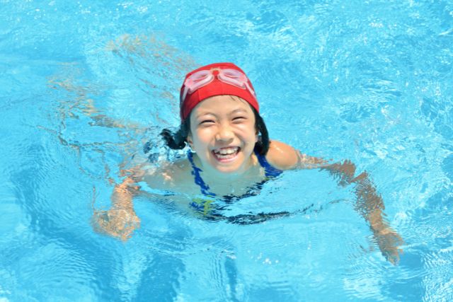 プールで泳いでいる女の子