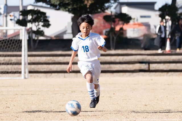 サッカーしている男の子