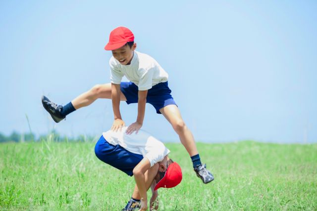 ウマ飛びしている子どもたち