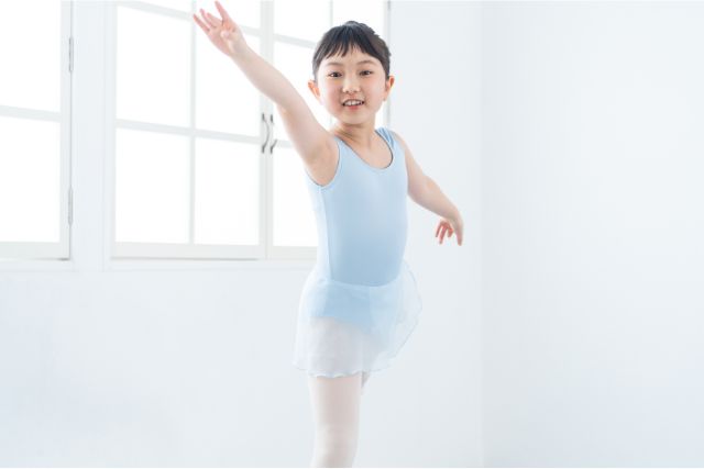 バレエの練習をする女の子