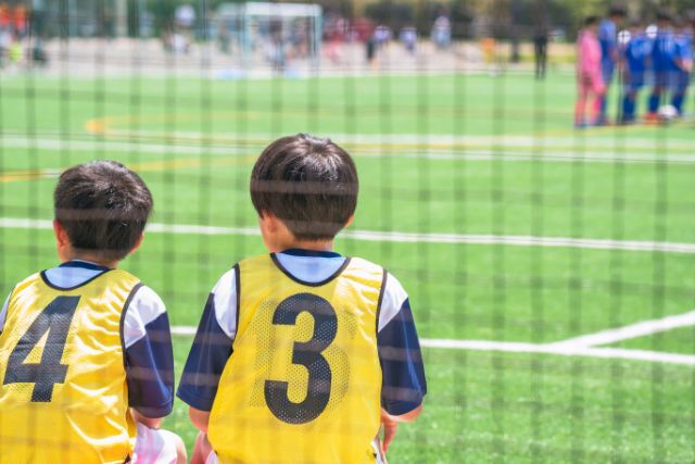 サッカーをしている子供たち