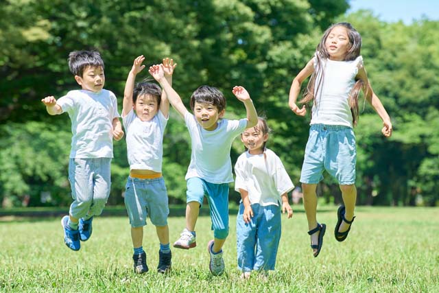 ジャンプする元気な子どもたち