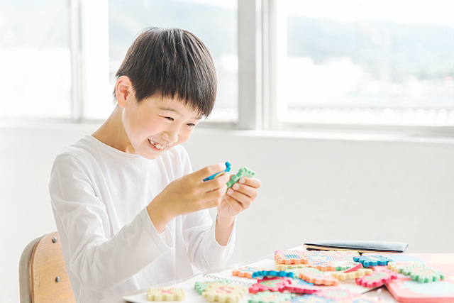 ブロックで遊ぶ子ども