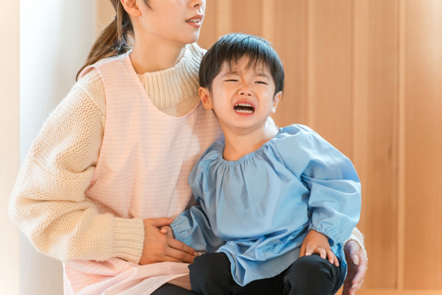 顔をしかめている子ども
