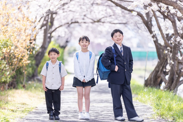 中学生の男の子と小学生の男女2人