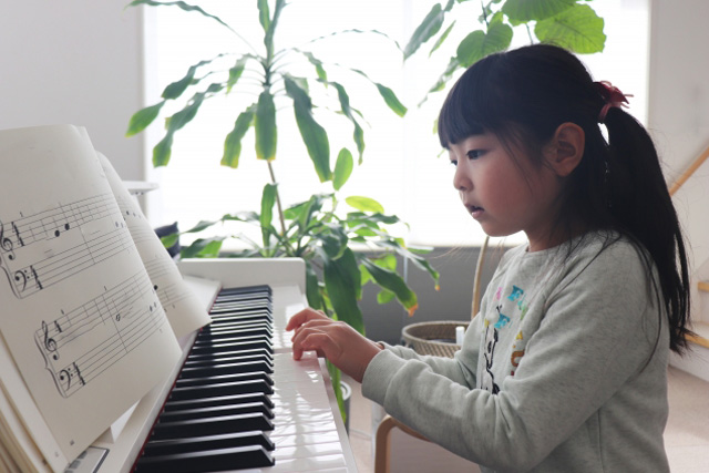 ピアノを弾いている女の子