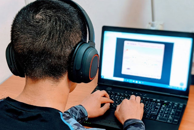 パソコンの画面を見ている男の子