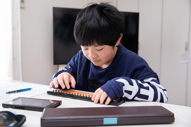 そろばんをしている男の子