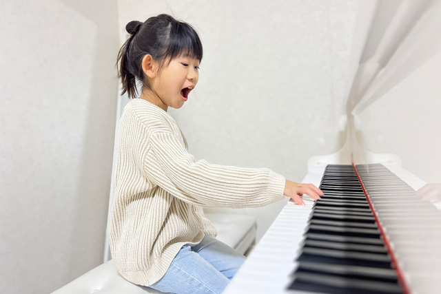 ピアノを弾いてる女の子