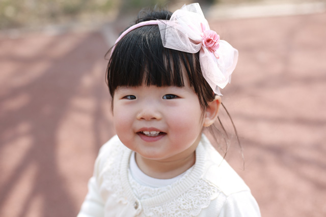 ピンクのリボンをつけた女の子