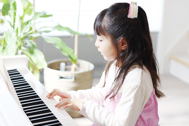 ピアノを弾く女の子