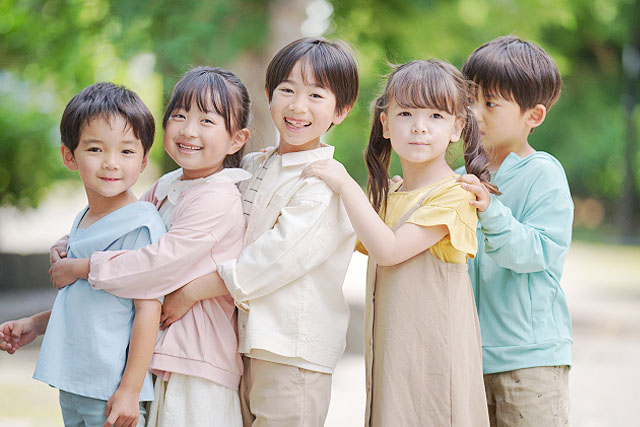 並んで立つ子どもたち