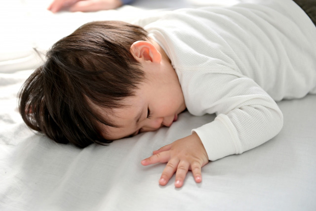 うつ伏せで寝ている男の子