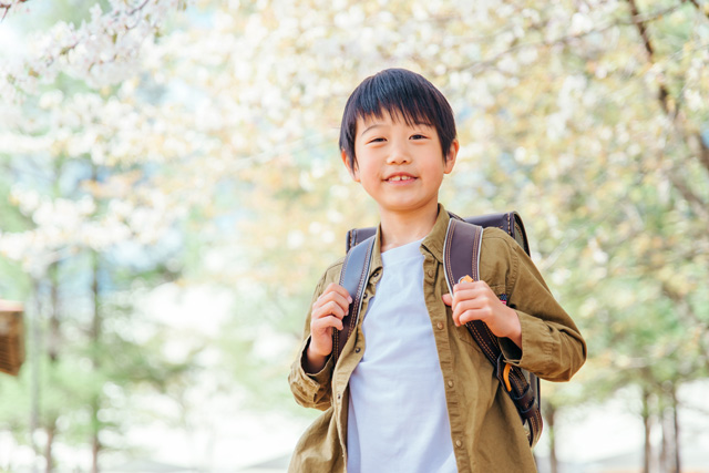ランドセルを背負った男の子