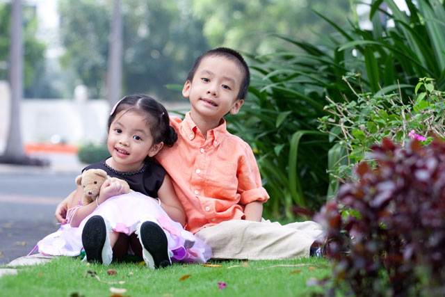 オレンジの服を着た男の子とぬいぐるみを持っている女の子
