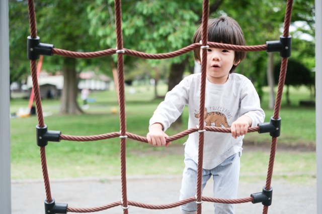 遊具で遊ぶ子ども