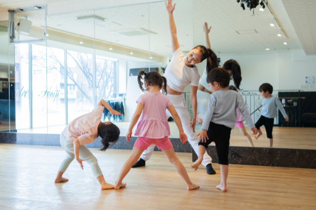 レッスンをするこどもたち