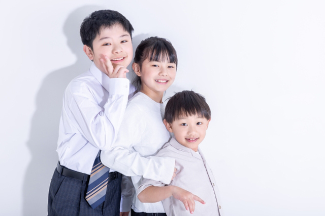 背の順番で列に並んでいる子ども3人