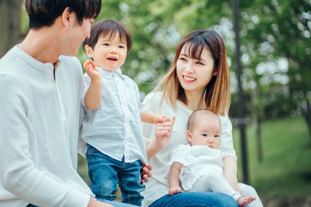 白い服を着た4人家族