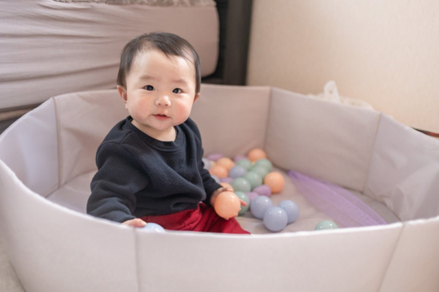 ボールプールで遊ぶ子ども