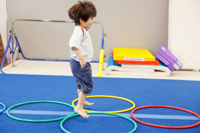 ジャンプする子ども