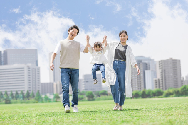 保護者と手を繋いでいる子ども