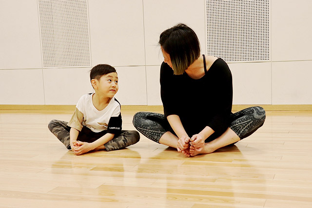 親子でストレッチ