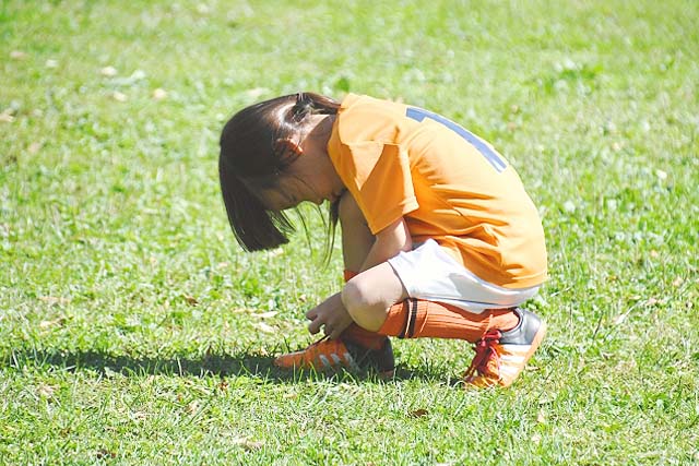 靴ひもを結ぶ子ども