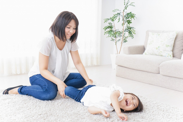 リビングで遊んでいる母親と娘