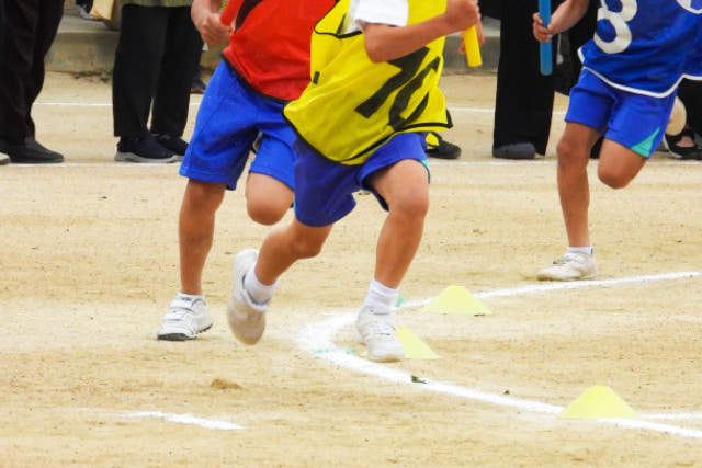 運動会で走る子ども