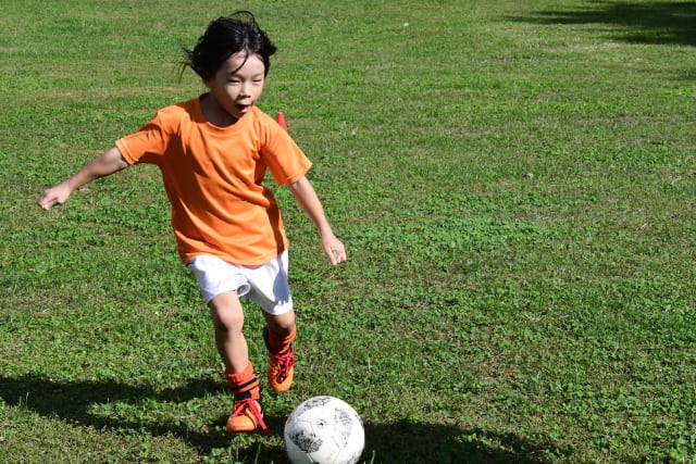 サッカーをしている子ども
