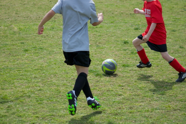 サッカーをしている人