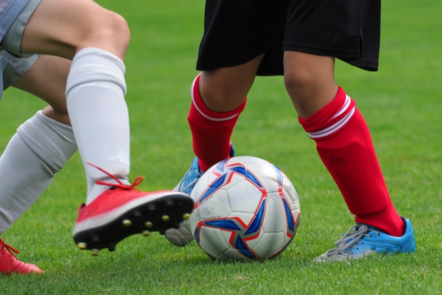 サッカーの試合中の人