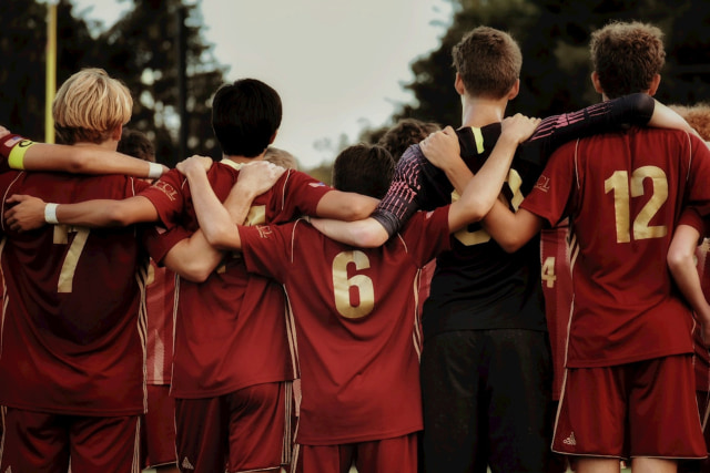 肩を組む少年たち