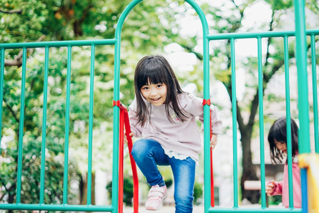 滑り台で遊んでいる女の子