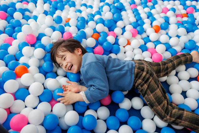 ボールの海に横たわっている男の子