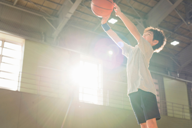 シュートをうつ少年