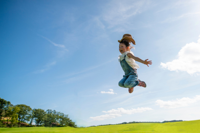 飛び跳ねる子ども