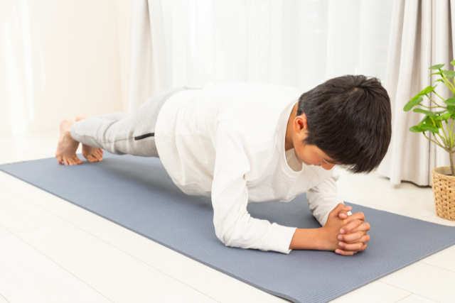 体幹トレーニングをしている子ども