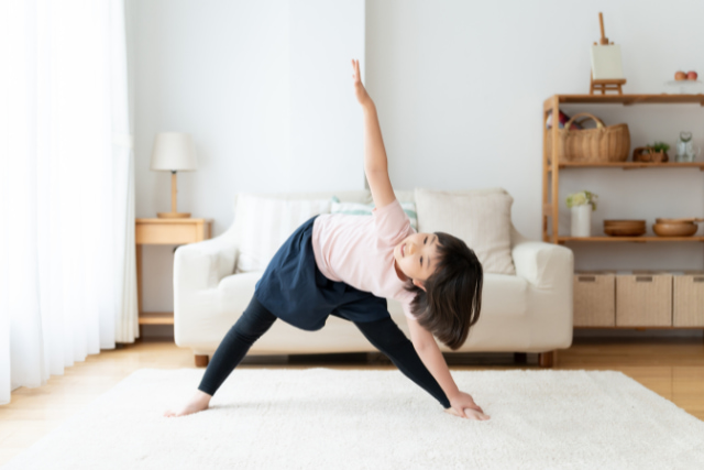 体操をしている子ども