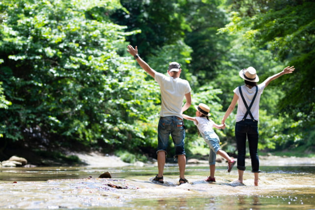 キャンプを楽しむ家族