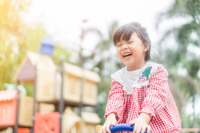 公園で遊ぶ笑顔の女の子