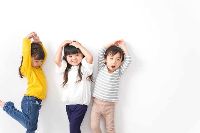 おどける子ども三人