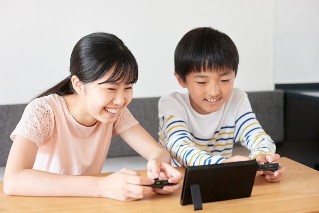 ゲームをしている子どもたち