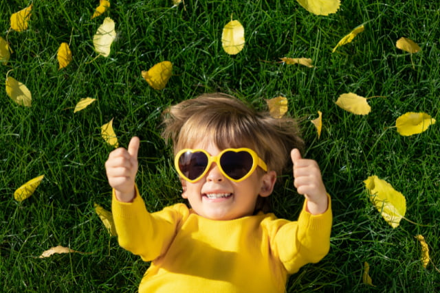 サングラスを掛けている少年